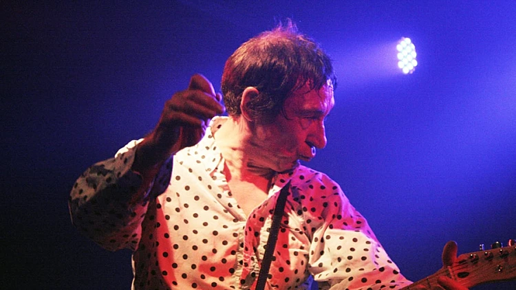 סולן הבאזקוקס בהופעה בבארבי