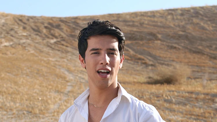 הראל סקעת בצילומים לקליפ "מילים"