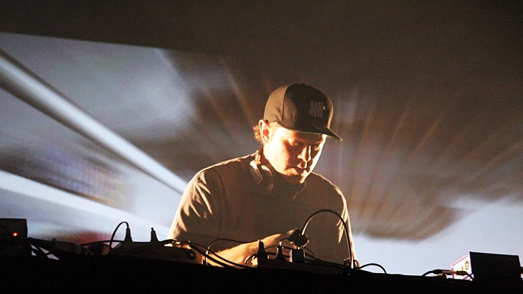 די.ג'יי שאדו בהופעה בגני התערוכה