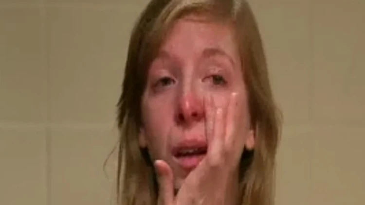 אסירה, אישה בוכה