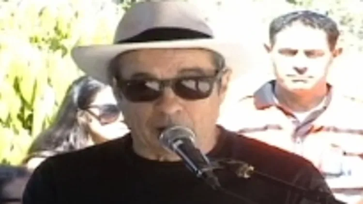 יהונתן גפן בהלוויית מוטי קירשנבאום