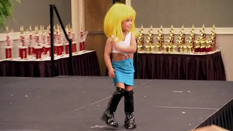 ילדה מחופשת לזונה בתחרות יופי