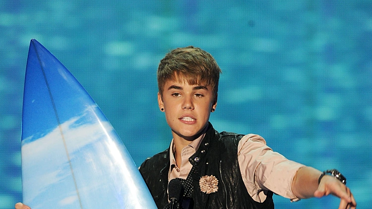 ג'סטין ביבר מקבל טין צ'וייס אווארד