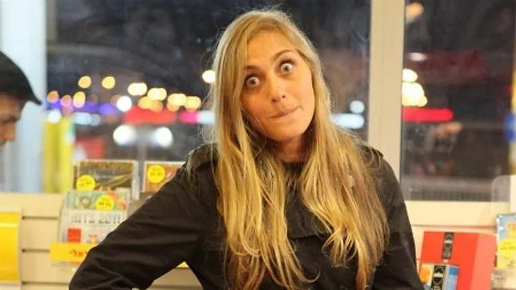 הילה אקראי יוצאת מבית האח הגדול - 05.03.2011