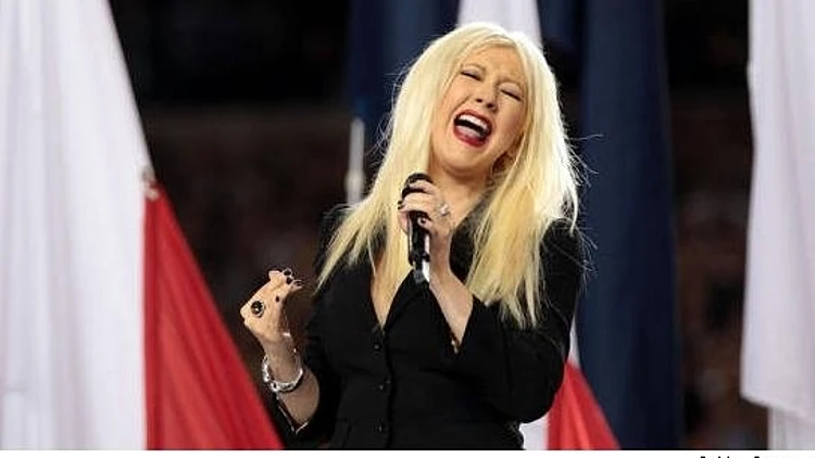 כריסטינה אגילרה שרה בסופרבול