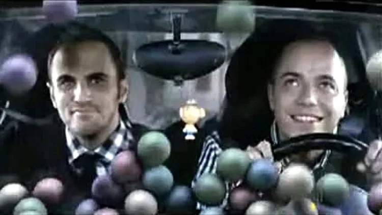 טל ברמן ואביעד קיסוס בפרומו של ערוץ 10 לחורף 2011, מקדמים את תוכניתם וויפאאוט