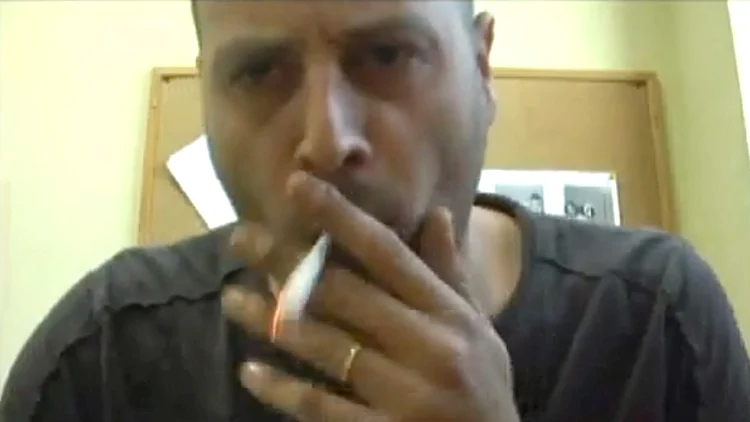 רן שריג מעשן בתוכנית "מחוברים"