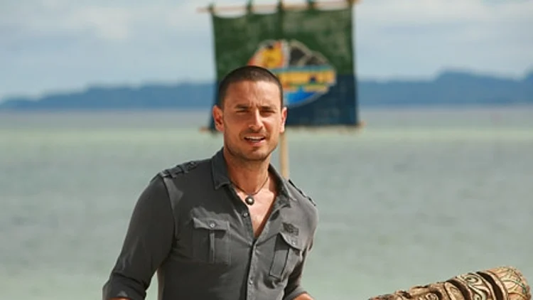 גיא זו-ארץ במשימת החסינות מחזיק את פסלון החסינות מתוך פרק 7, הישרדות 4 אולסטארס