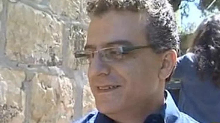 השחקן נורמן עיסא על הסט של עבודה ערבית