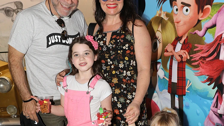 דביר בנדק ומשפחתו