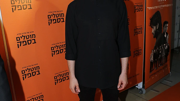 רן דנקר בתפקיד הכוכב הראשי