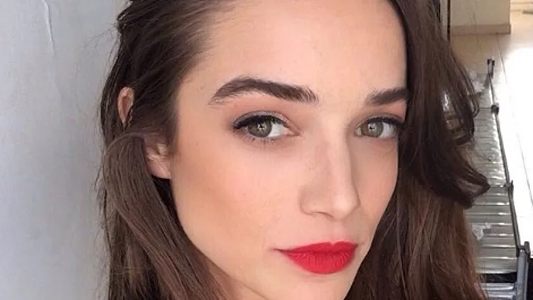 דניאל גל: "זה כיף לשחק בחורה ששמחה עם הגוף והמיניות שלה"