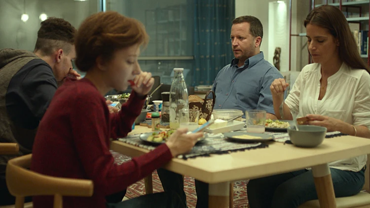 "מעבר להרים ולגבעות"