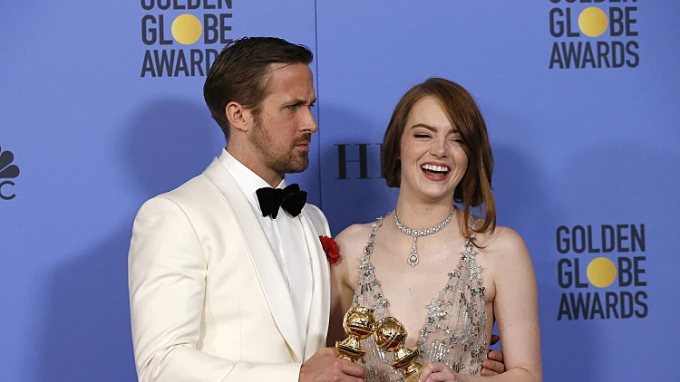 השחקנים אמה סטון וריאן גוסלינג עם הפרסים בהם זכו על תפקידם בסרט "לה לה לנד" בגלובוס הזהב 2017