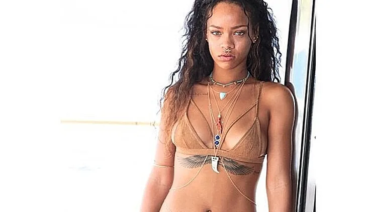 ריהאנה משתזפת על יאכטה