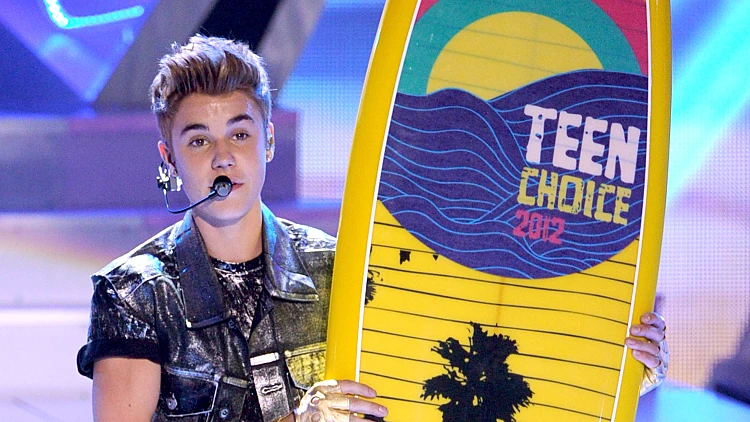 ג'סטין ביבר מקבל טין צ'וייס אווארד