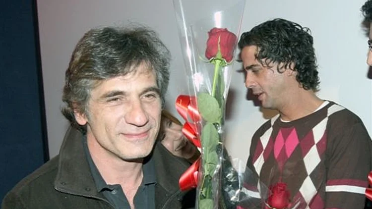 אלון אבוטבול מחזיק ורד