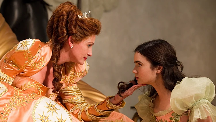 לילי קולינס וג'וליה רוברטס מתוך הסרט "מראה מראה"