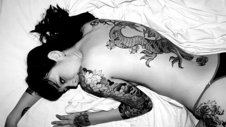 נערה עם קעקוע דרקון