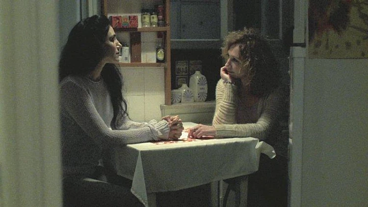 יבגניה דודינה ורונית אלקבץ בסרט "לא רואים עליך"