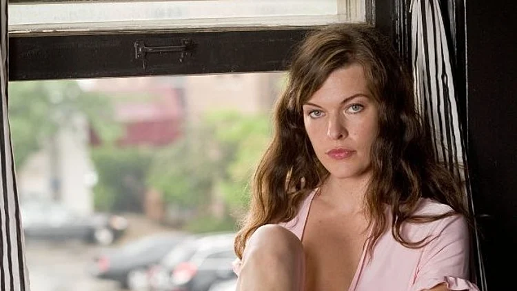 מילה ג'ובוביץ'  בסרט "סטון"