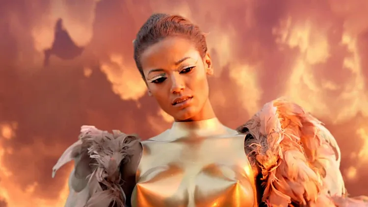 סליטה איבנקס ב"Runaway" של קניה ווסט