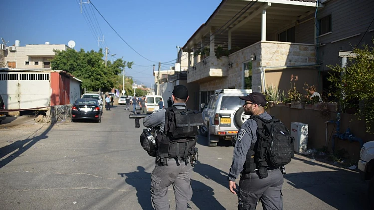 חודש וחצי אחרי: החשוד ברצח המשולש במג'ד אל-כרום הסגיר עצמו | חדשות 13