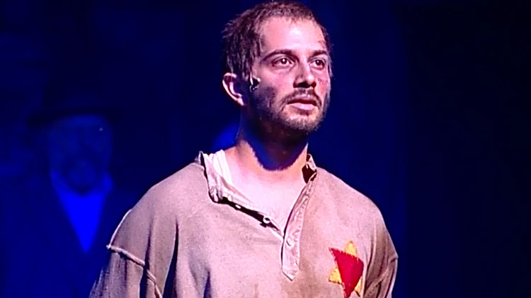 רן דנקר בהצגה "נעצר בחצות" של הבימה