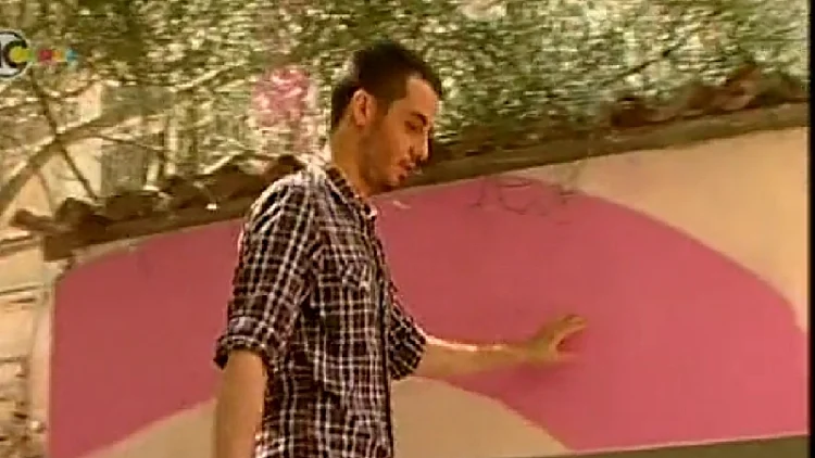 נדב בורנשטיין עם הפס הוורוד בתל אביב