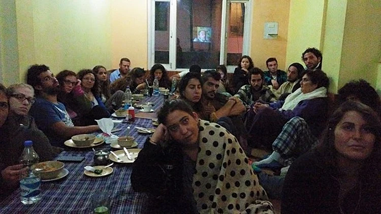 תרמילאים מציינים את יום הזכרון בהודו