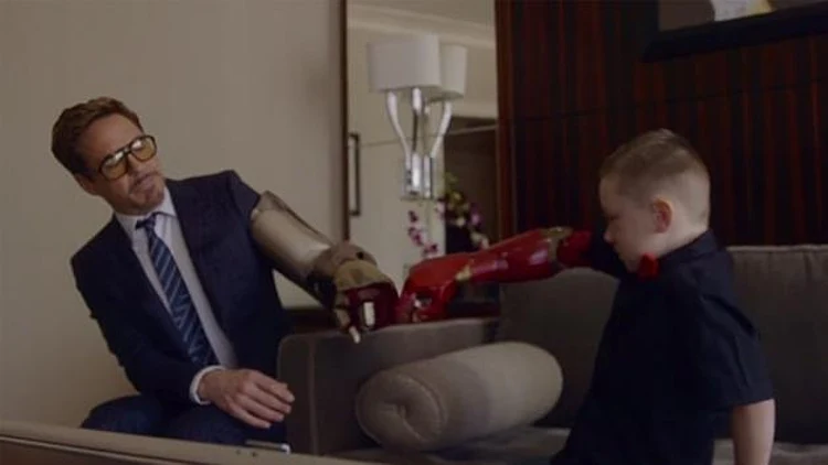 ויראלי: המחווה המרגשת של גיבור העל לילד קטן שנולד ללא יד