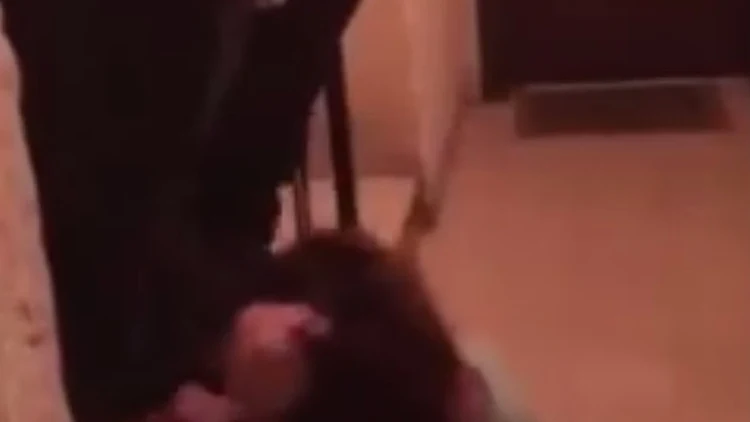 גבר מכה אישתו