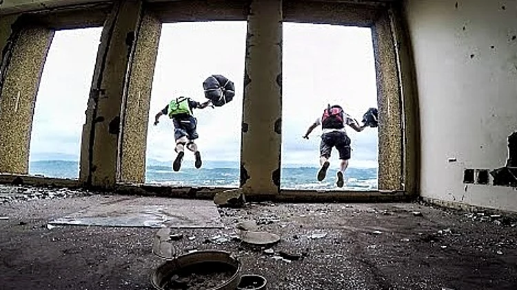 קפיצה מבניין בן 27 קומות