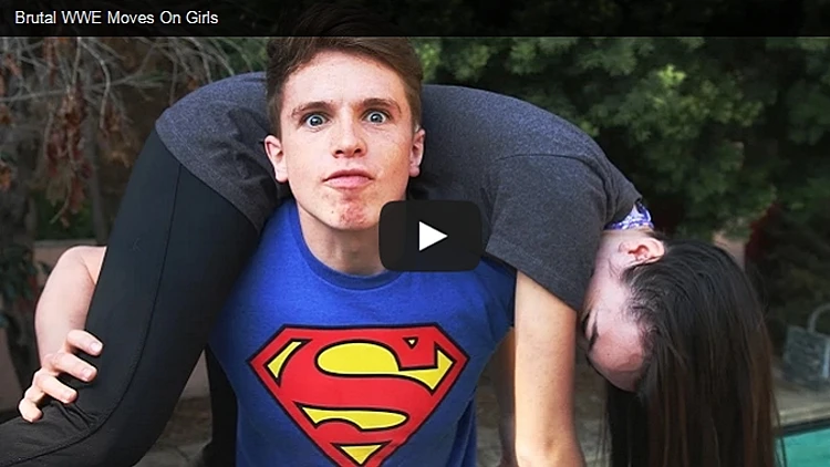 בחור ובחורה מתאבקים