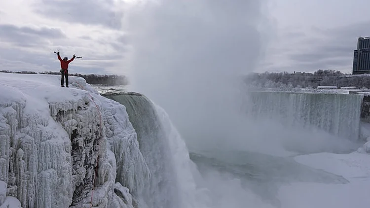 מטפס ההרים וויל גאד טיפס על מפלי הניאגרה הקפואים