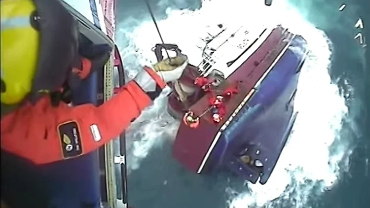 חילוץ מוסק מספינה טובעת 1