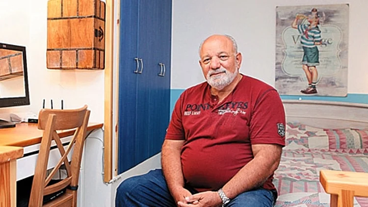 אוהב עמי, משכיר הדירה