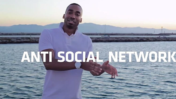 מרוב תמונות סלפי לא רואים את האנשים