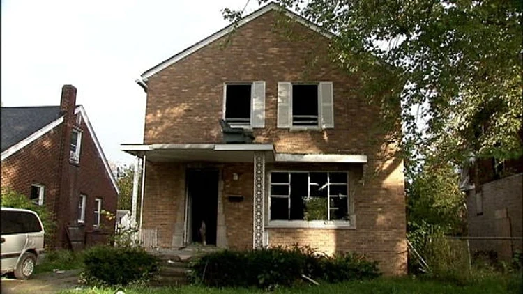 האיש שרוצה לבצע עסקת חליפין - בית תמורת אייפון.