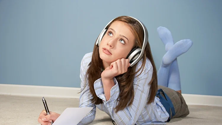 נערה עם אוזניות