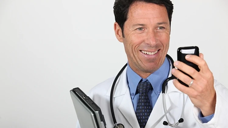 רופא עם סלולר
