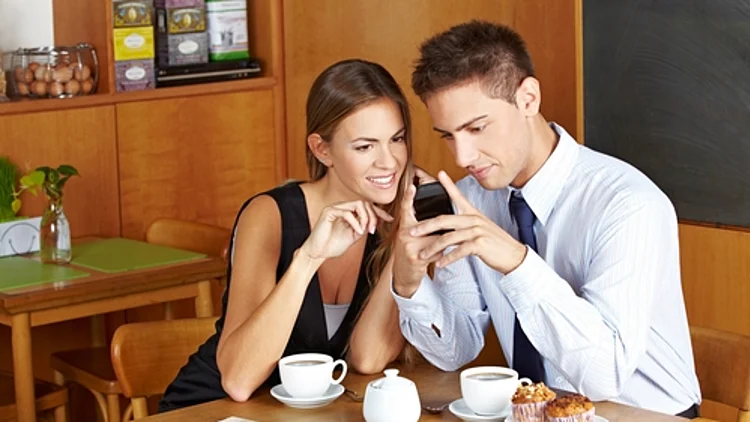סמארטפון זוג במסעדה
