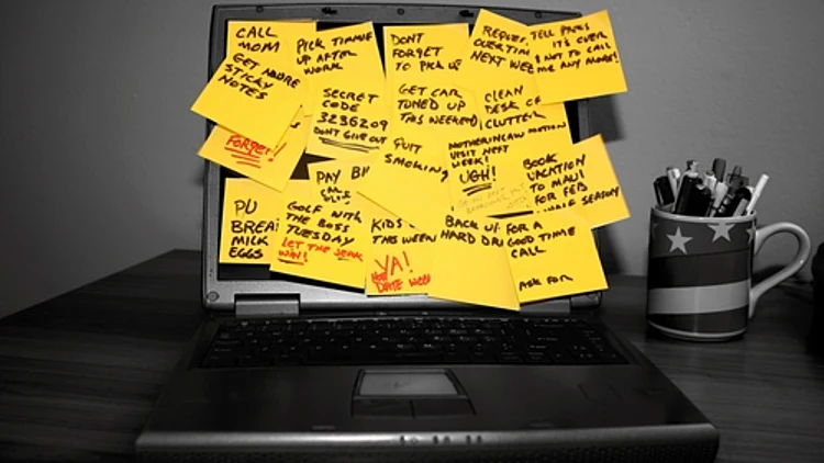 לפטופ עם פתקי תזכורת עליו