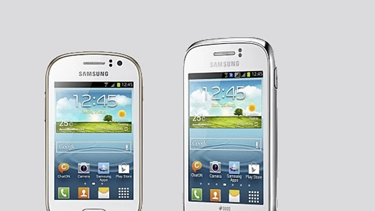 גלקסי Fame (מימין) וגלקסי Young של סמסונג, עם רקע