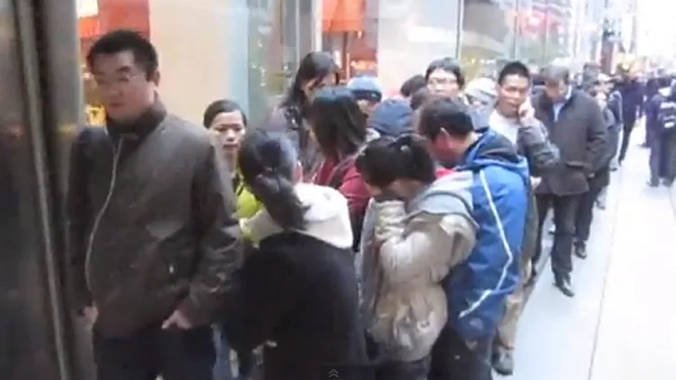 עומדים בתור לאייפד מיני, ניו יורק