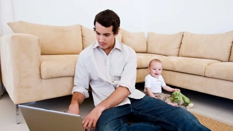 אבא עובד בסלון