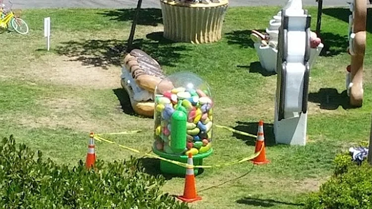 פסל ג'לי בין נמס בשמש