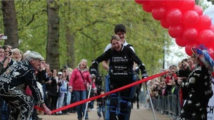 Claire Lomas בריטניה: אישה משותקת סיימה מרתון בחליפה ביונית