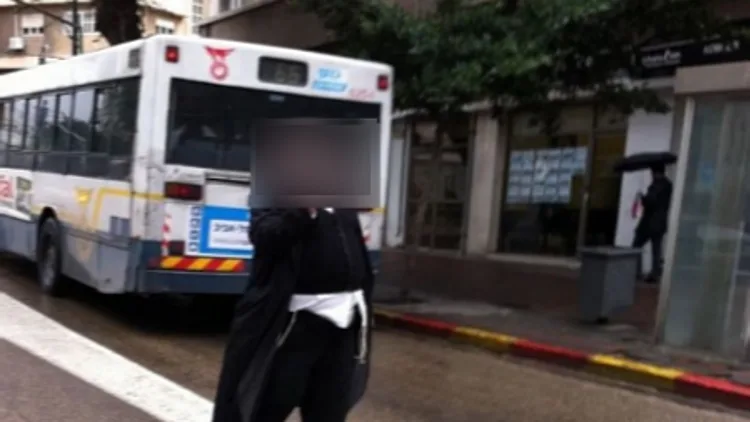 אדם שלטענת גולשת הטריד אותה ברחוב וצולם על ידה, מטושטש