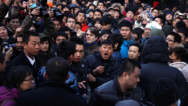 קהל מצטופף לפני חנות אפל בשנחאי